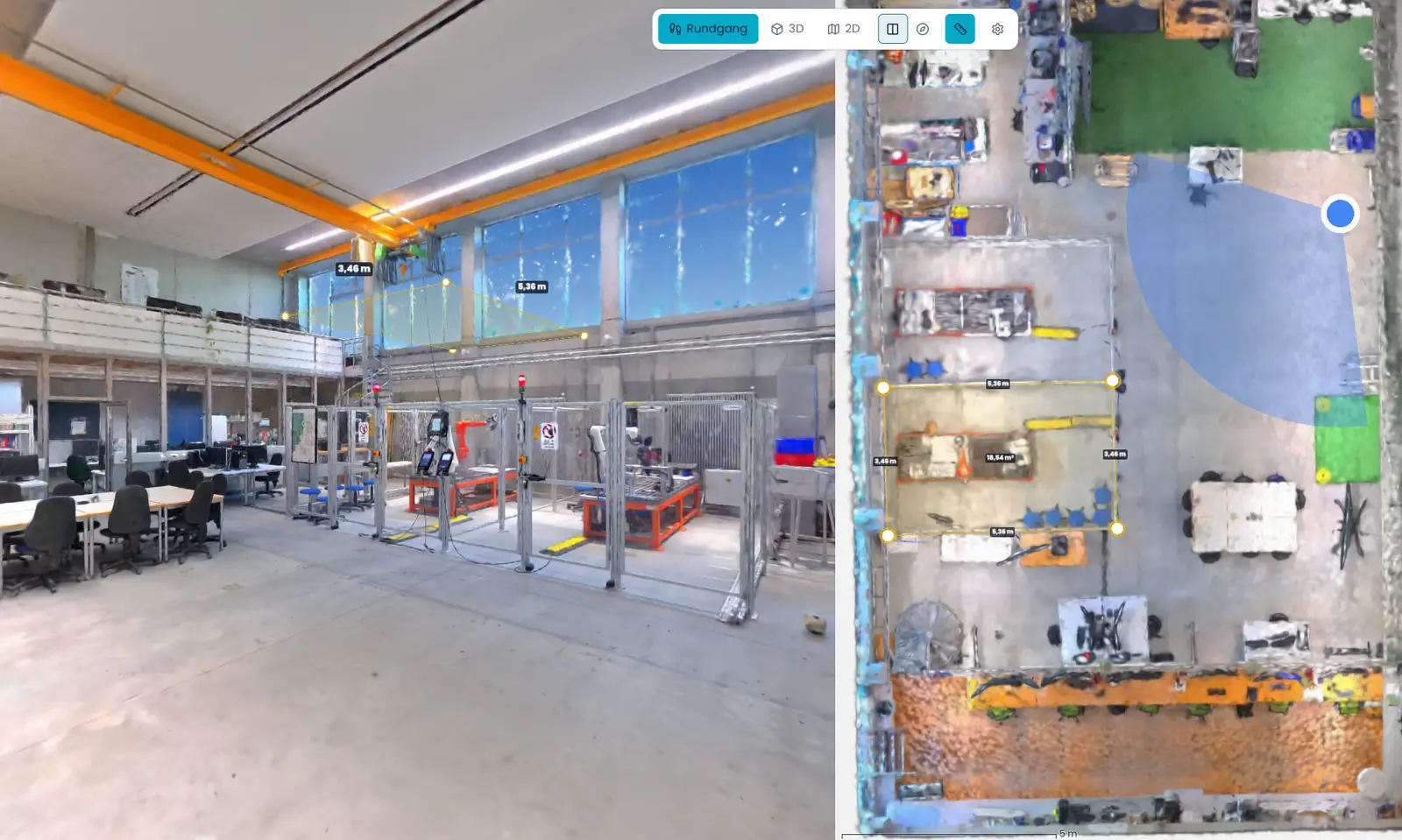 siteviewer im geteilten Fenster: links der begehbare Rundgang durch die Halle mit Roboterzellen und Arbeitsplätzen, rechts dieselbe Halle als maßstäbliche 2D-Karte mit eingezeichneter Flächenmessung