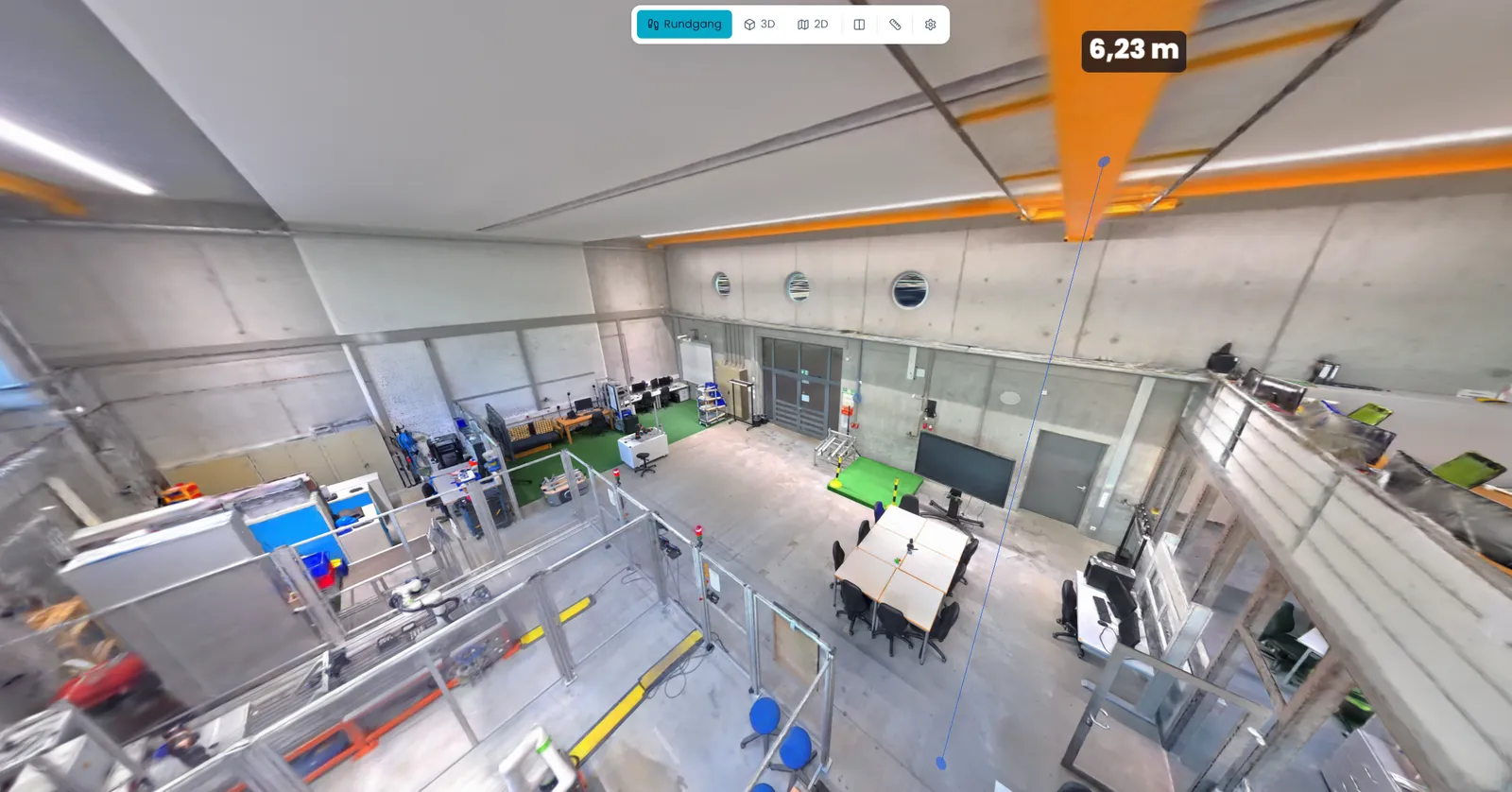Blick von der Empore in die Roboterhalle des IZPL mit Kranbahn, Roboterzellen und Arbeitsplätzen, dazu eine eingeblendete Höhenmessung von 6,23 Metern im siteviewer-Rundgang